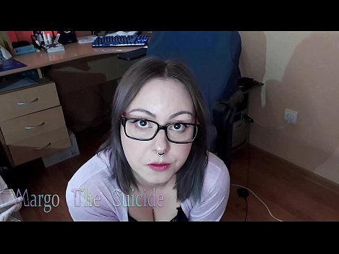 ❤️ Moza sexy con lentes chupa un consolador profundamente ante a cámara ❌ Follar en nós ❤