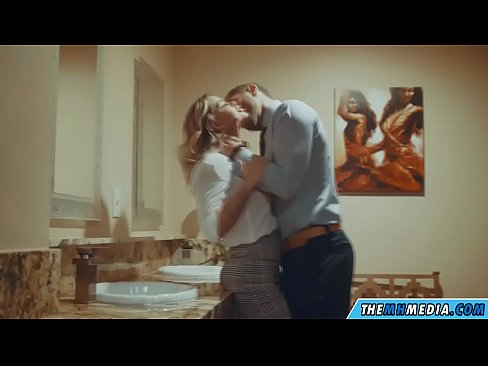 ❤️ Cando unha loura tetona seduce nun baño público ❌ Follar en nós ❤